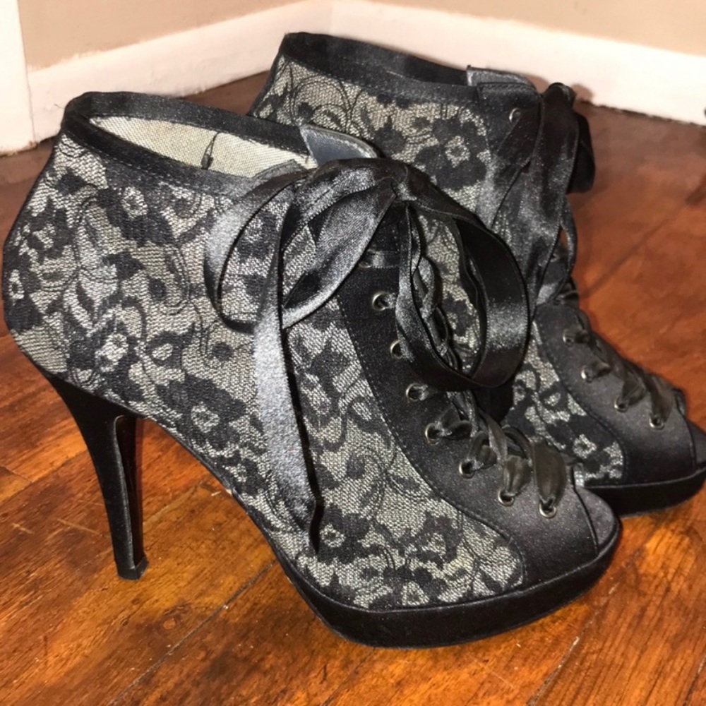 Stuart Weitzman Lacy Stilleto Size 7